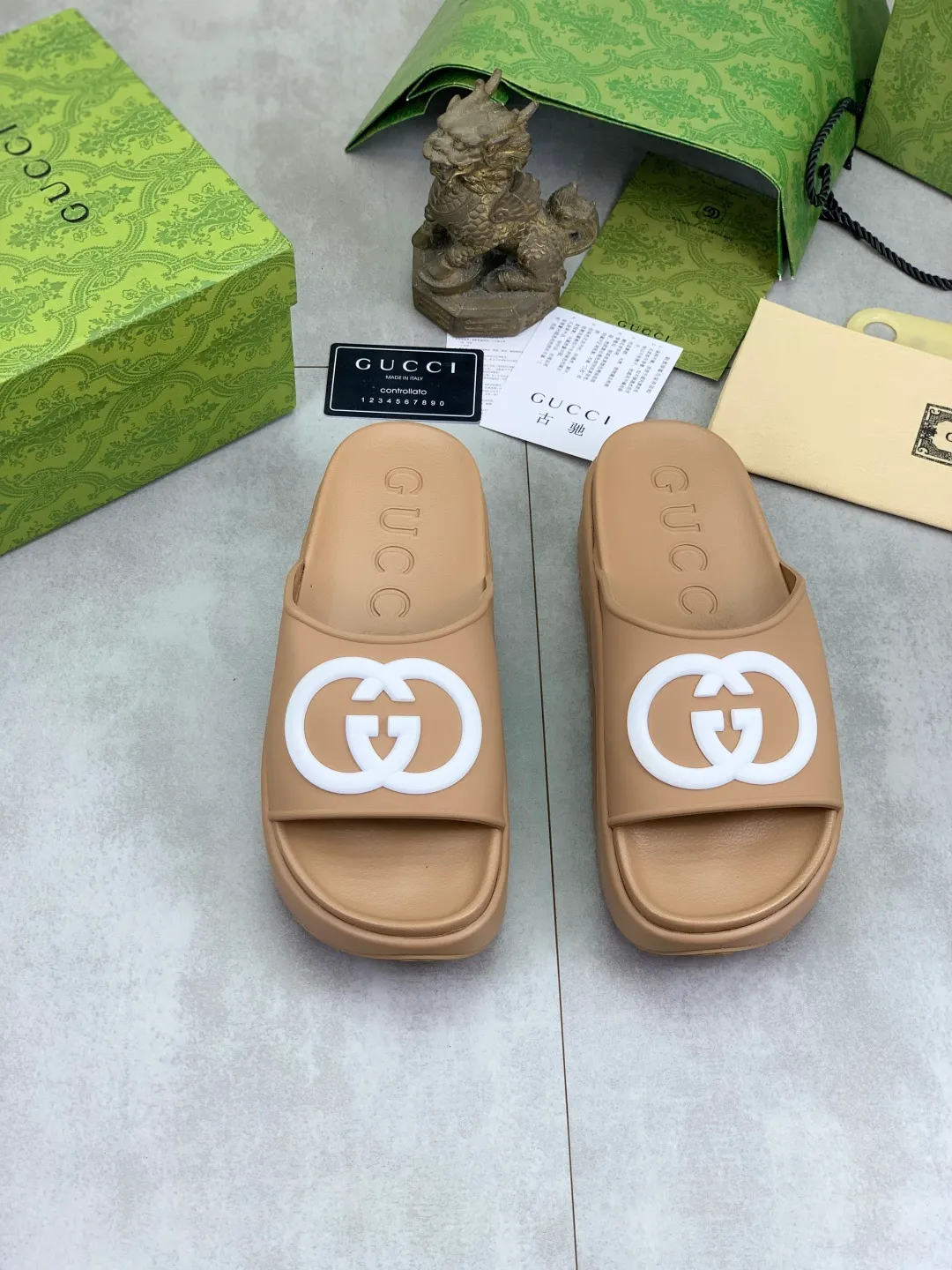 Men's Men's Shoes 💰P300💰[New Style] High Version 🎁🎁🎁 GUCCI New Year of the Snake casual slippers, original official website, perfect workmanship, transmitting a kind of noble luxury, sublimating its definition of luxury in Gucci's high-end extraordinary craftsmanship. Original Gucci double G combination outsole, code number: 35-46, complete package